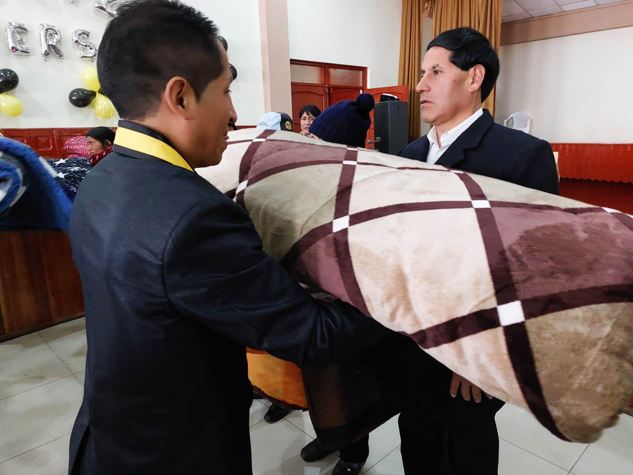 Regidor Josías Cerrón haciendo entrega de presentes a las personas con discapacidad por du día. Foto 1