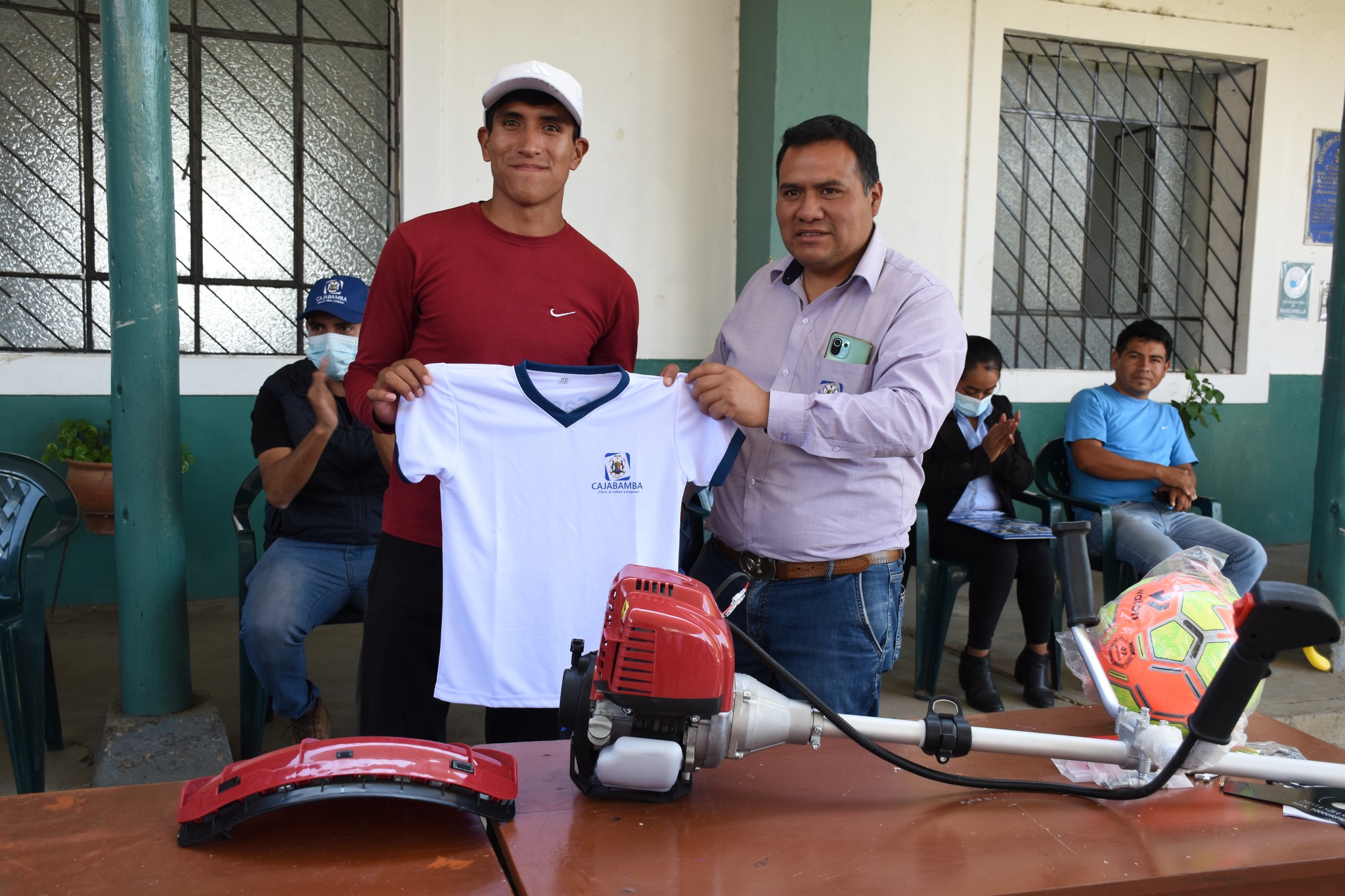 Realizamos la entrega de indumentaria deportiva a la I.E. La Merced en Condebamba