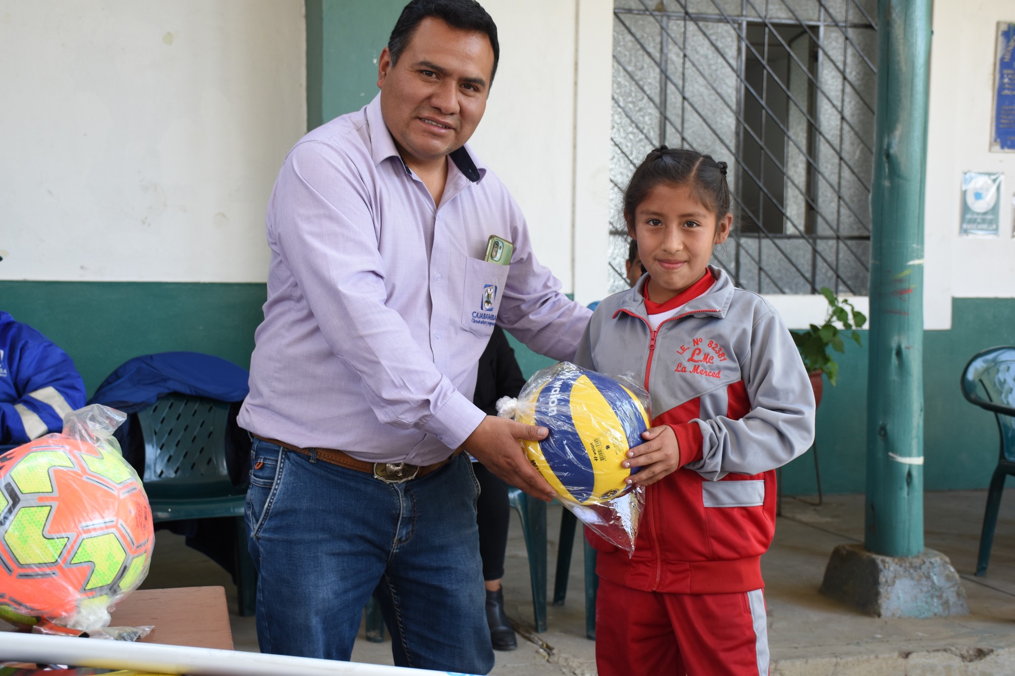 Realizamos la entrega de indumentaria deportiva a la I.E. La Merced en Condebamba