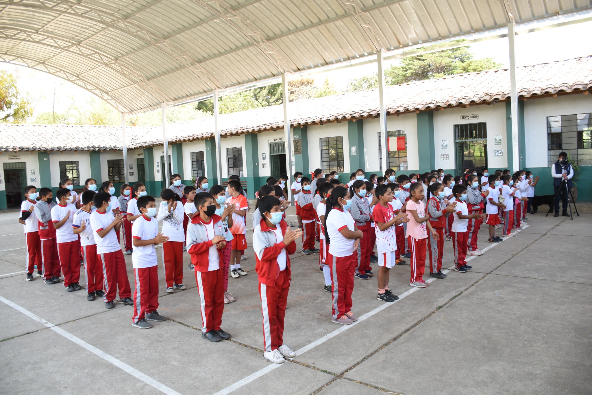 Realizamos la entrega de indumentaria deportiva a la I.E. La Merced en Condebamba