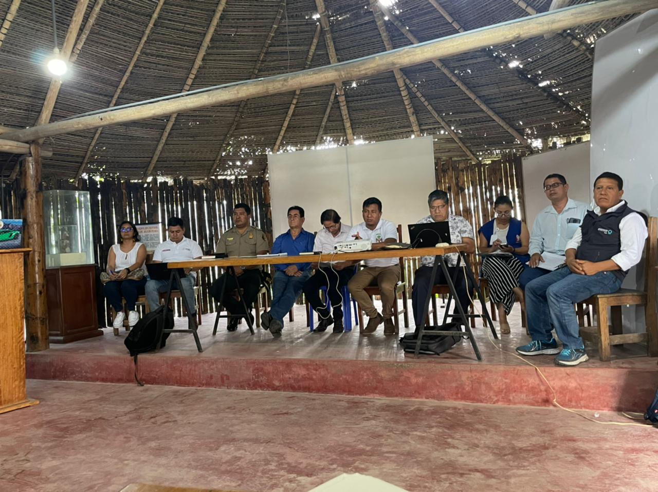 Mesa de dialogo para tratar problemas de invasión de tierras