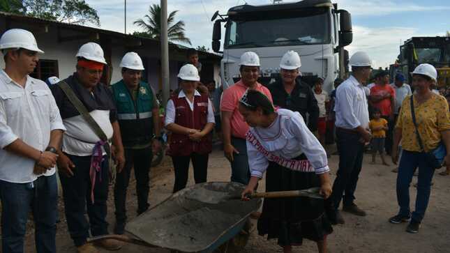 Colocación de la primera piedra asfaltado de carretera Santa Martha - Nuevo Santa Rosa 