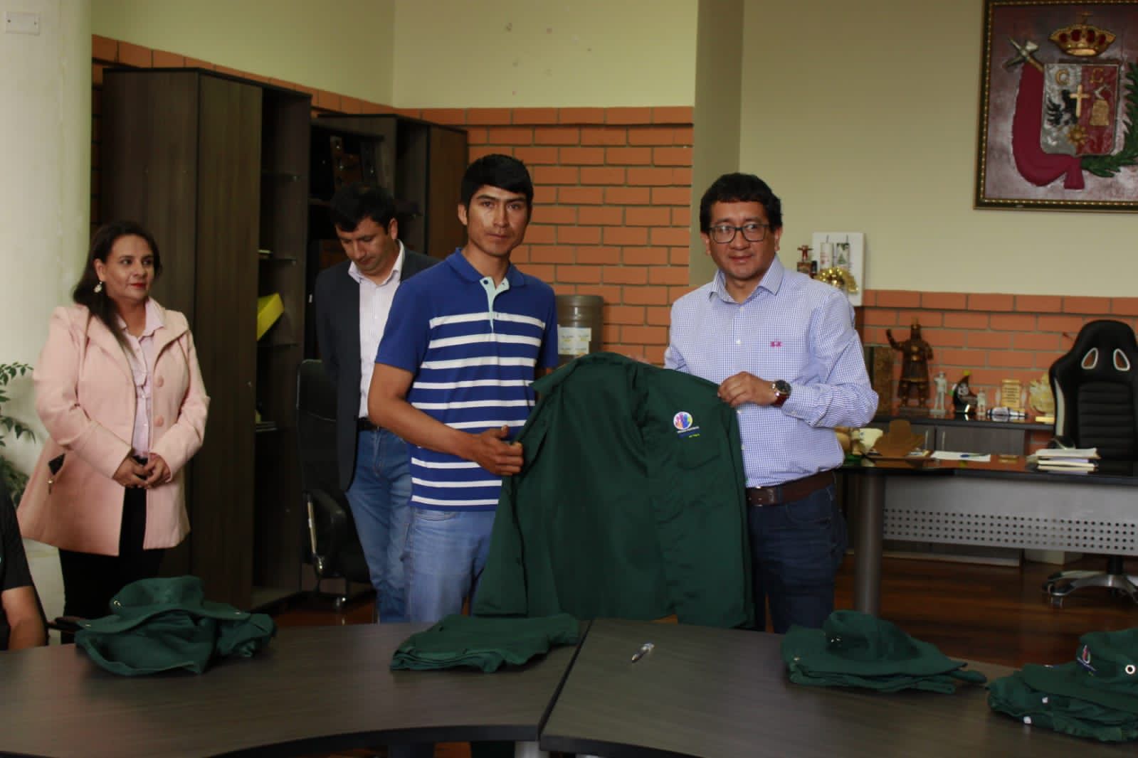 Sindicato de trabajadores del servicio de lustrado de calzado son implementados de indumentarias para el mejor desempeño de sus labores
