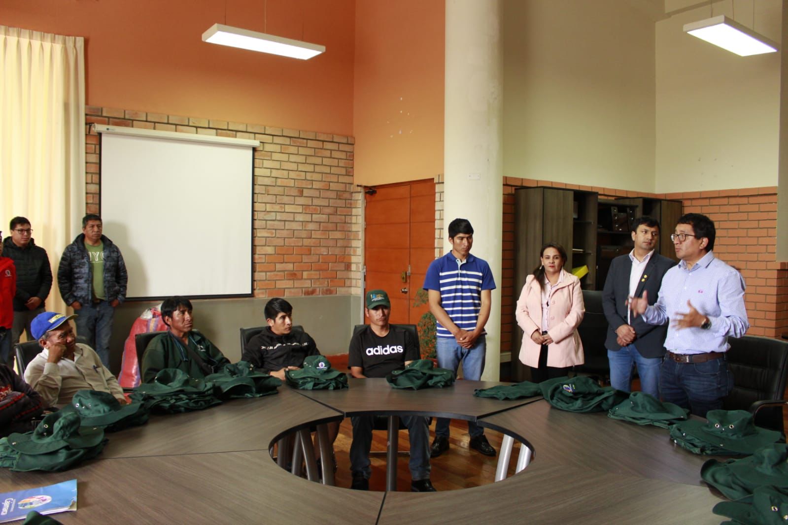 Sindicato de trabajadores del servicio de lustrado de calzado son implementados de indumentarias para el mejor desempeño de sus labores