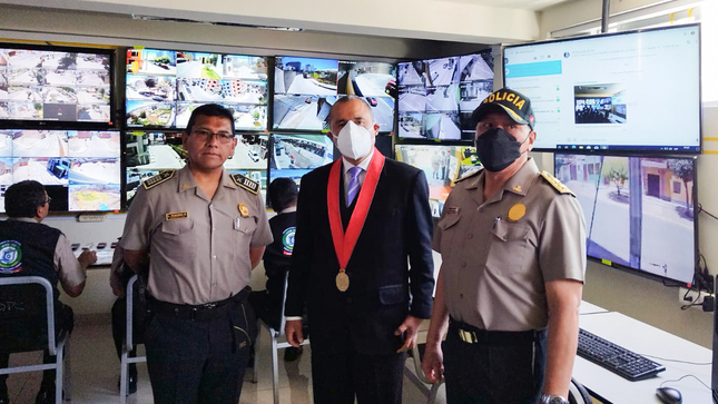 Foto de autoridades en la central de monitoreo de la ciudad de Cerro Colorado, en la región Arequipa. 