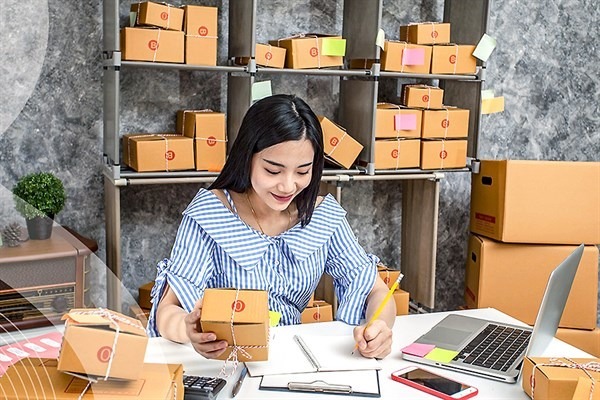 Imagen de mujer sentada en su escritorio trabajando