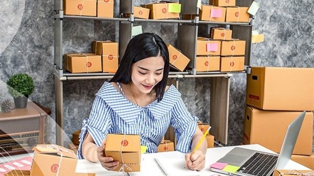 Imagen de mujer sentada en su escritorio trabajando