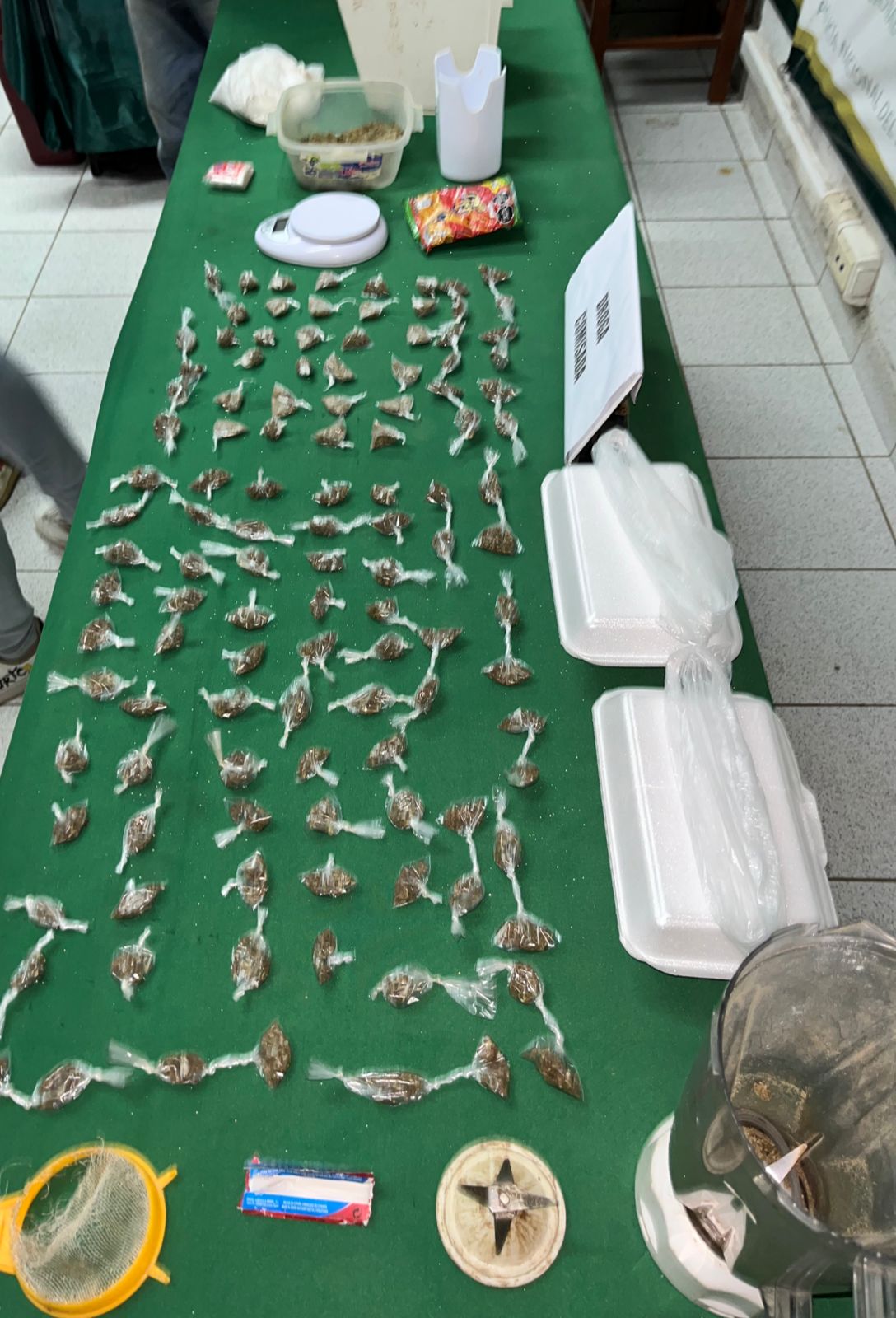 Asimismo, se incautaron 253 celulares y se decomisaron 10 216 envoltorios de droga.