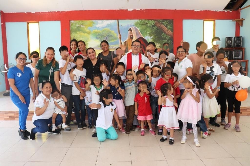 Niños y niñas de la aldea infantil en celebración del 35 aniversario de su creación, junto a la vicegobernadora regional.