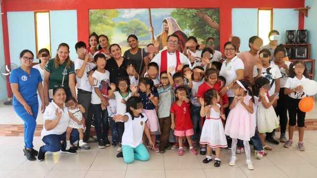 Niños y niñas de la aldea infantil en celebración del 35 aniversario de su creación, junto a la vicegobernadora regional.