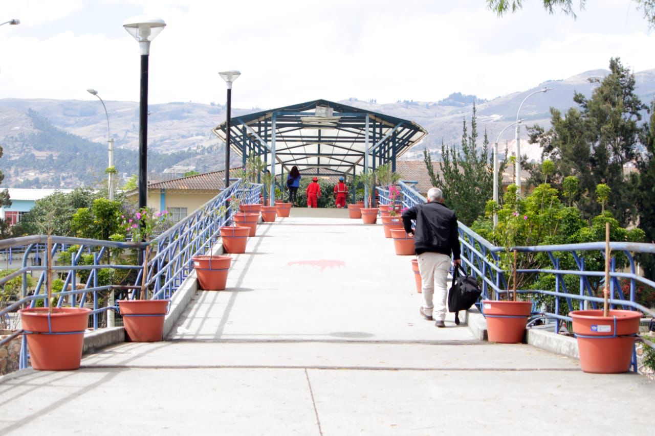 Remozan puente peatonal del complejo Qhapac Ñan con instalación de maceteros con plantas ornamentales 