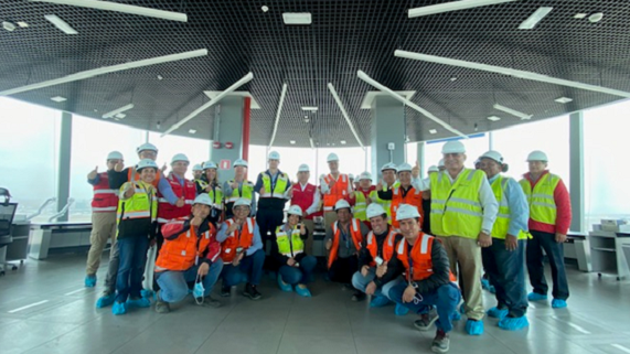 Fotografía de autoridades de MTC, LAP y CORPAC dentro de la nueva torre de control