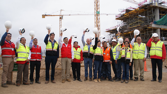 Fotografía de autoridades de MTC, LAP y CORPAC en la obra del nuevo terminal