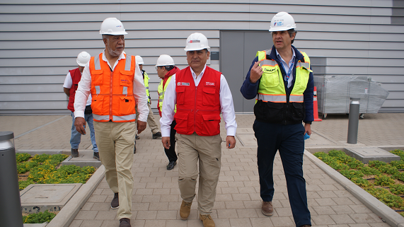 Fotografía de autoridades de MTC, LAP y CORPAC saliendo de la construcción de la nueva torre de control