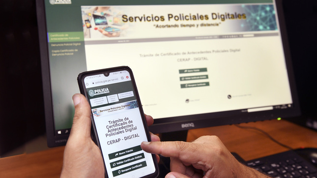 Más de 2.6 millones de ciudadanos han tramitado de manera virtual el Certificado de Antecedentes Policiales (Cerap) de forma rápida, segura y sin contratiempos a nivel nacional, desde que se puso en funcionamiento este servicio en julio del 2019. 

Según información de la Dirección de Tecnologías de la Información y Comunicación (Dirtic) de la Policía Nacional del Perú (PNP), desde julio del 2019 al 12 de agosto del 2022, un total de 2 645 472 usuarios se beneficiaron de la virtualidad y solicitaron con éxito el Cerap desde la comodidad de su domicilio, centro de estudios o de trabajo. 

En detalle, la PNP logró emitir 301 825 certificados durante el primer año de operación del sistema, como parte de la política del sector Interior para acercar los servicios a la ciudadanía. 

Asimismo, en el 2020, una vez conocido el servicio y en plena época de emergencia sanitaria por la pandemia de la Covid-19, la cifra de usuarios se duplicó y se logró entregar 848 898 documentos; mientras que en el 2021 el número ascendió a 879 990.

En lo que va del presente año, la Policía Nacional ha expedido 614,849 de estos documentos, con un promedio de cerca de 400 certificados emitidos por día. 
 
Cabe mencionar que 2’182,820 de estos documentos digitales han sido emitidos para ciudadanos interesados en postular a un trabajo; en tanto que 377,688 lo solicitó como parte de su legajo para algún trámite administrativo, y 84,964 para trámites con motivos de estudios.
 
De acuerdo con la estadística de la Dirtic, las regiones de Lima, Arequipa, Piura, Loreto y Cusco figuran como los lugares con el mayor número de certificados expedidos desde julio del 2019. Por género, son los varones quienes más solicitan el documento (1’946,011 certificados) en comparación con las mujeres (699,461).

Cerap digital bajó de precio
La Policía Nacional expide este certificado de manera virtual para uso exclusivo en el Perú, mediante su página web institucional www.policia.gob.pe.

Cabe señalar que, para beneficio de los usuarios, el pago por el trámite para obtener este documento bajó de precio de S/ 17 a S/ 5.4. Dicha tasa puede ser abonada en línea, mediante la plataforma digital Págalo.pe, o de forma presencial en las diferentes oficinas del Banco de la Nación.
 
Una vez efectuado el pago, el usuario debe realizar el trámite en el ícono “Servicios en línea” de la web institucional de la PNP. El certificado será expedido automáticamente para ser descargado por el usuario solicitante.
