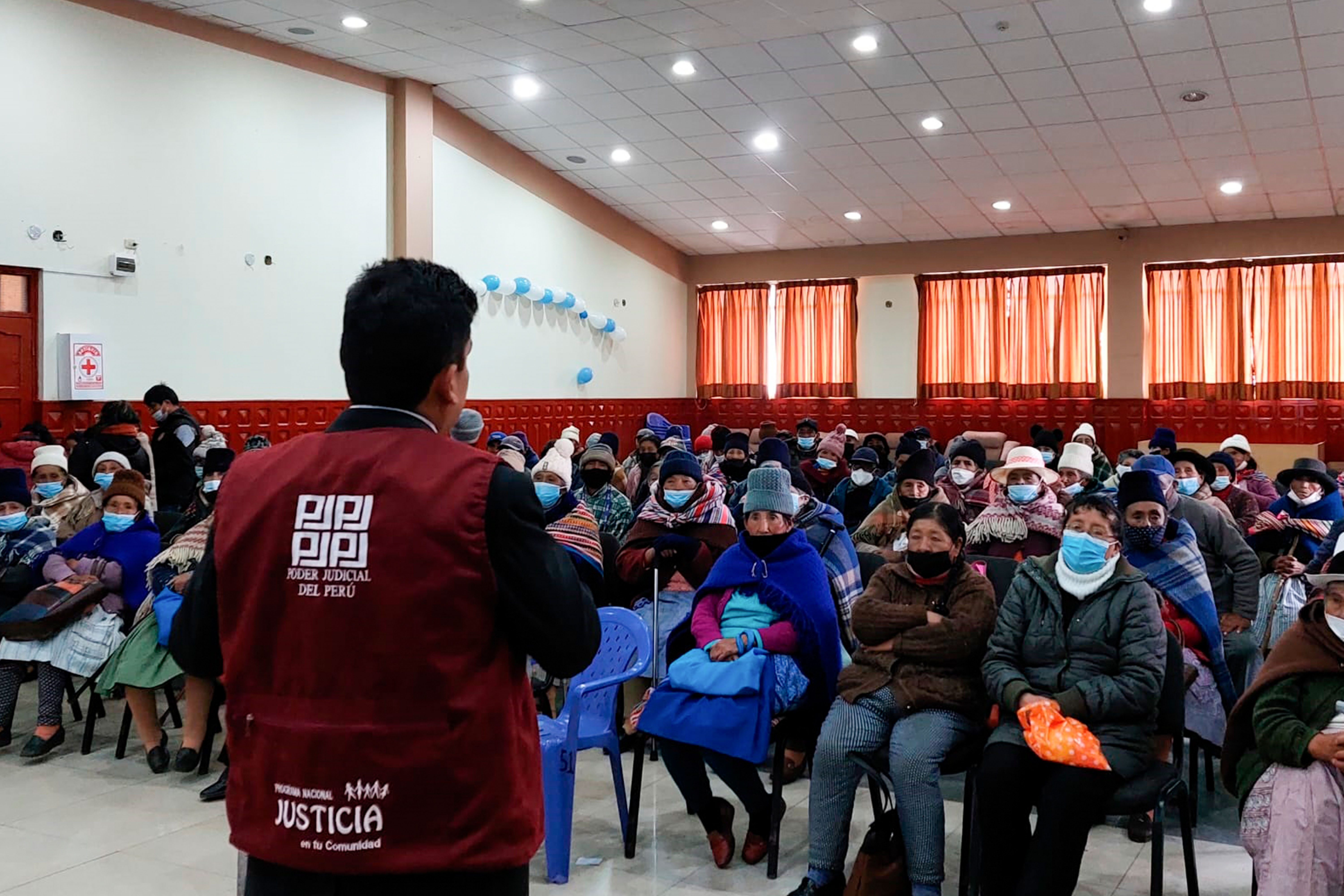 Profesionales de la Corte Superior de Justicia Pasco brindando charla de orientación a los adultos mayores.