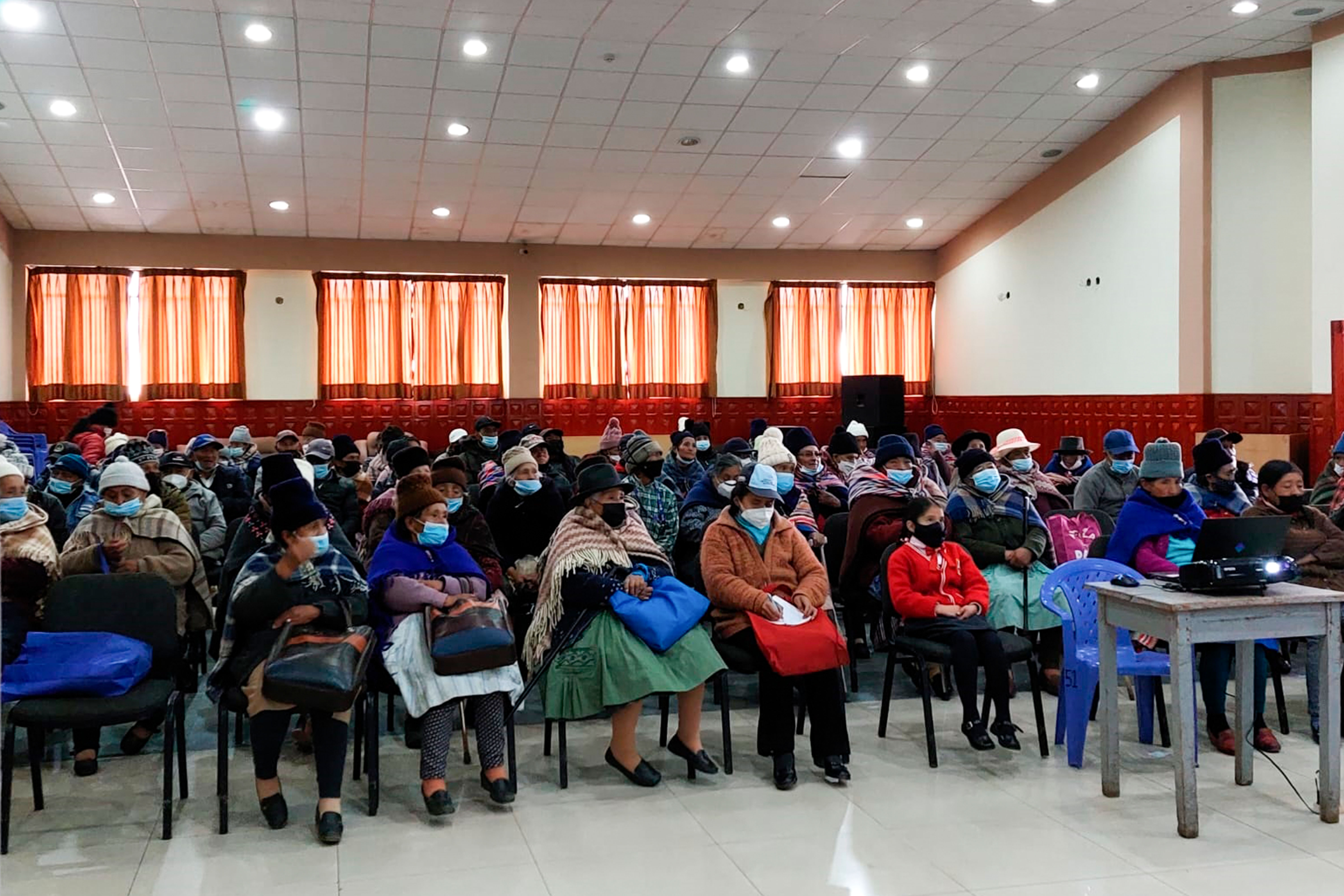 Adultos mayores del CIAM participando de la charla.