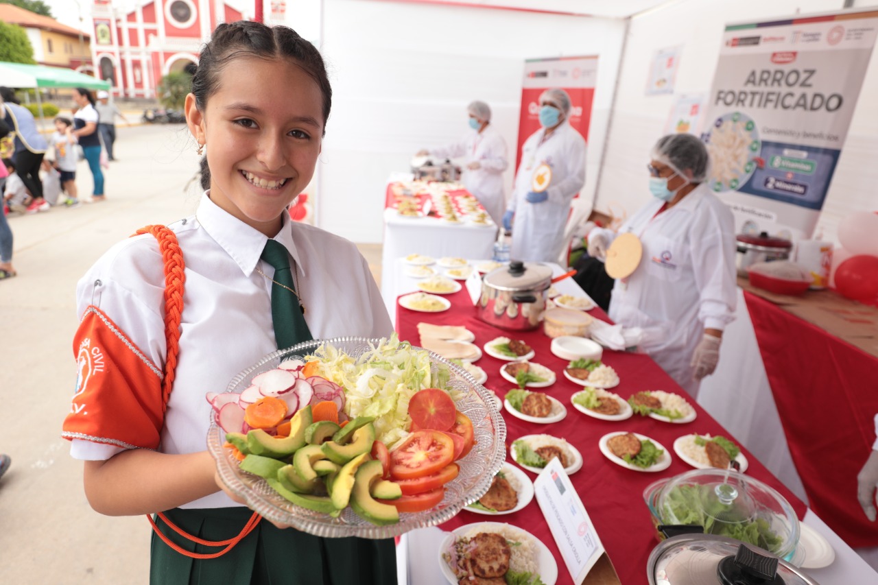 Niña muestra platillo saludable en base a vegetales para garantizar una alimentación saludable