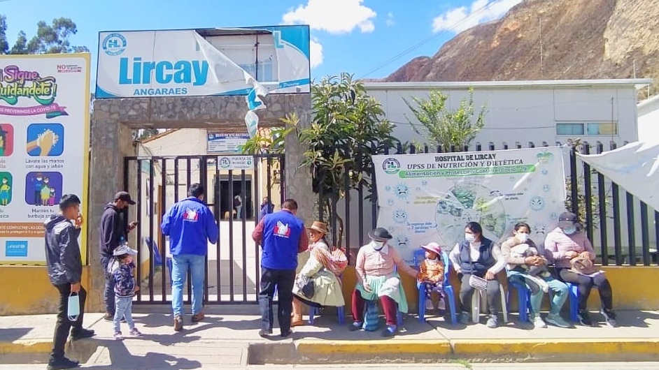 Personal de la Defensoría ingresando a centro médico