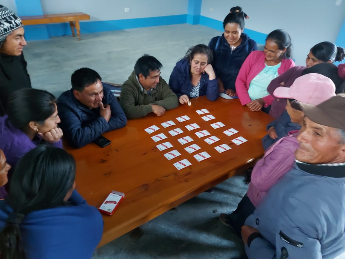Hombres y mujeres recibieron capacitación en finanzas y ahorro.