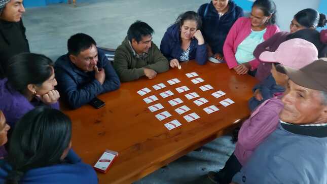 Hombres y mujeres recibieron capacitación en finanzas y ahorro.