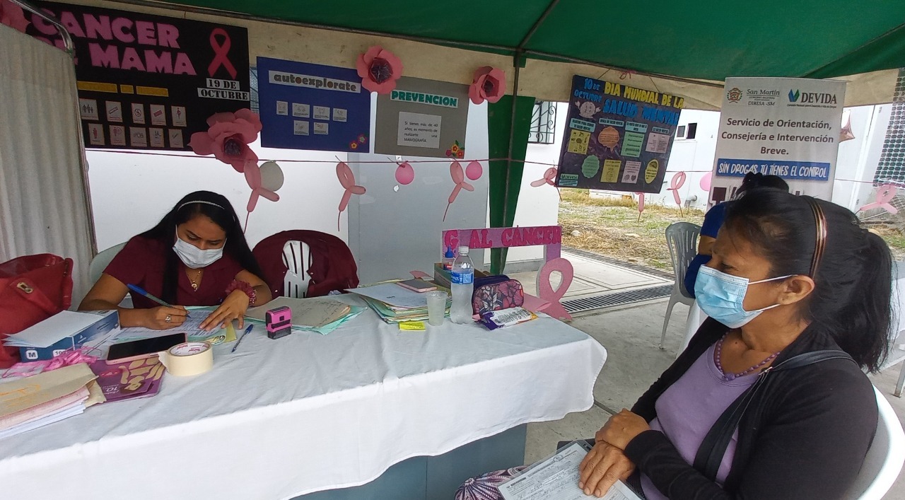 Atención de pacientes en campaña médica por la Semana Perú Contra el Cáncer.