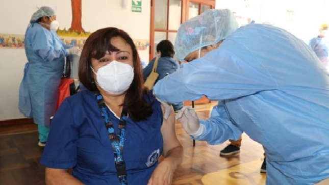 DOSIS DE REFUERZO AL PERSONAL DE SALUD