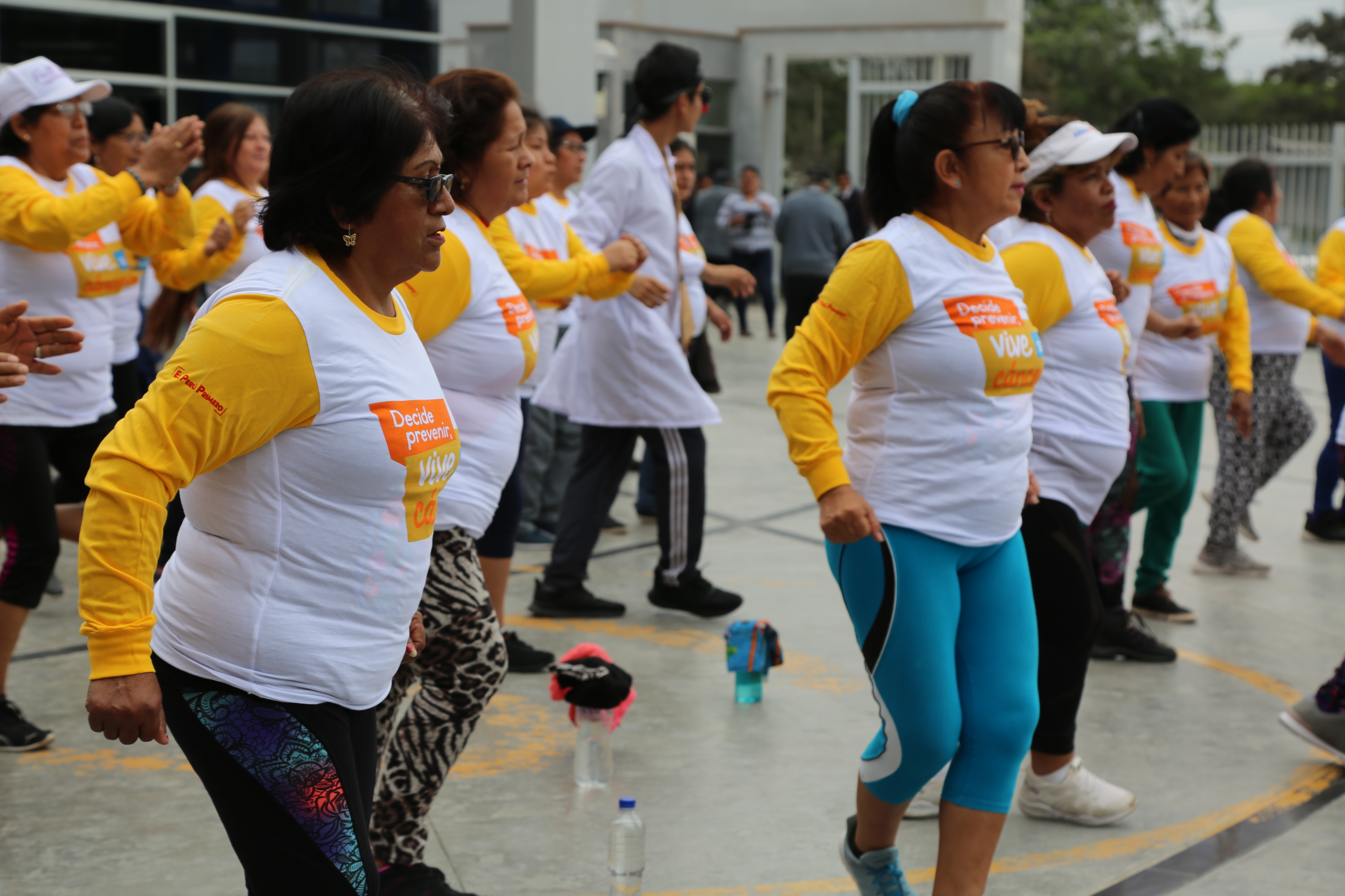 Foto de mujeres haciendo deporte contra el Cáncer