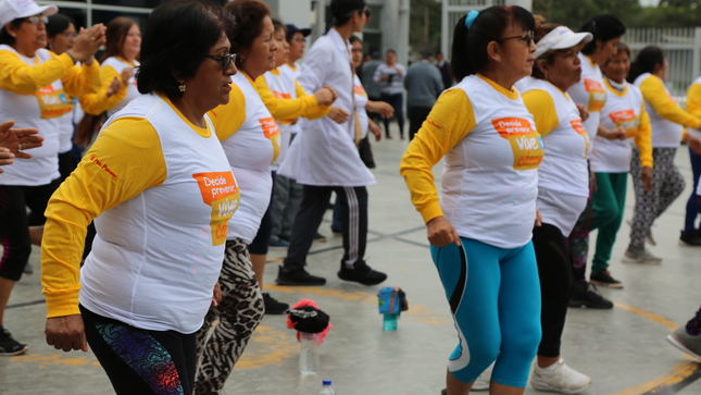 Foto de mujeres haciendo deporte contra el Cáncer