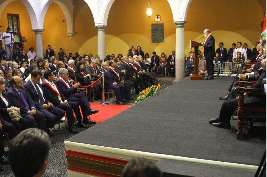 Ernesto Blume indica que es imperativo no dar tregua a la corrupción respetando la Constitución y derechos fundamentales.