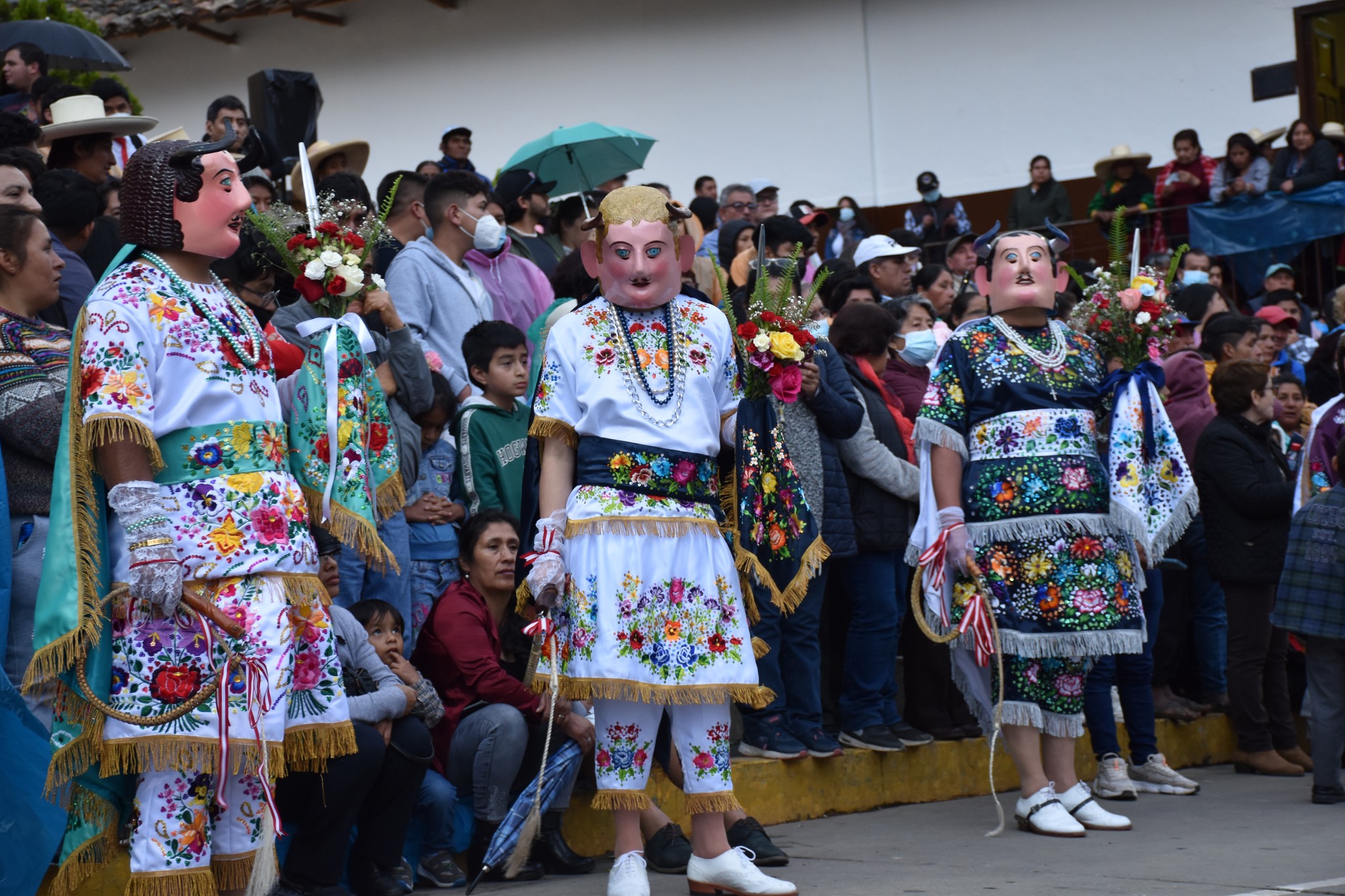 Bendición y concurso de vestidos nuevos de diablos