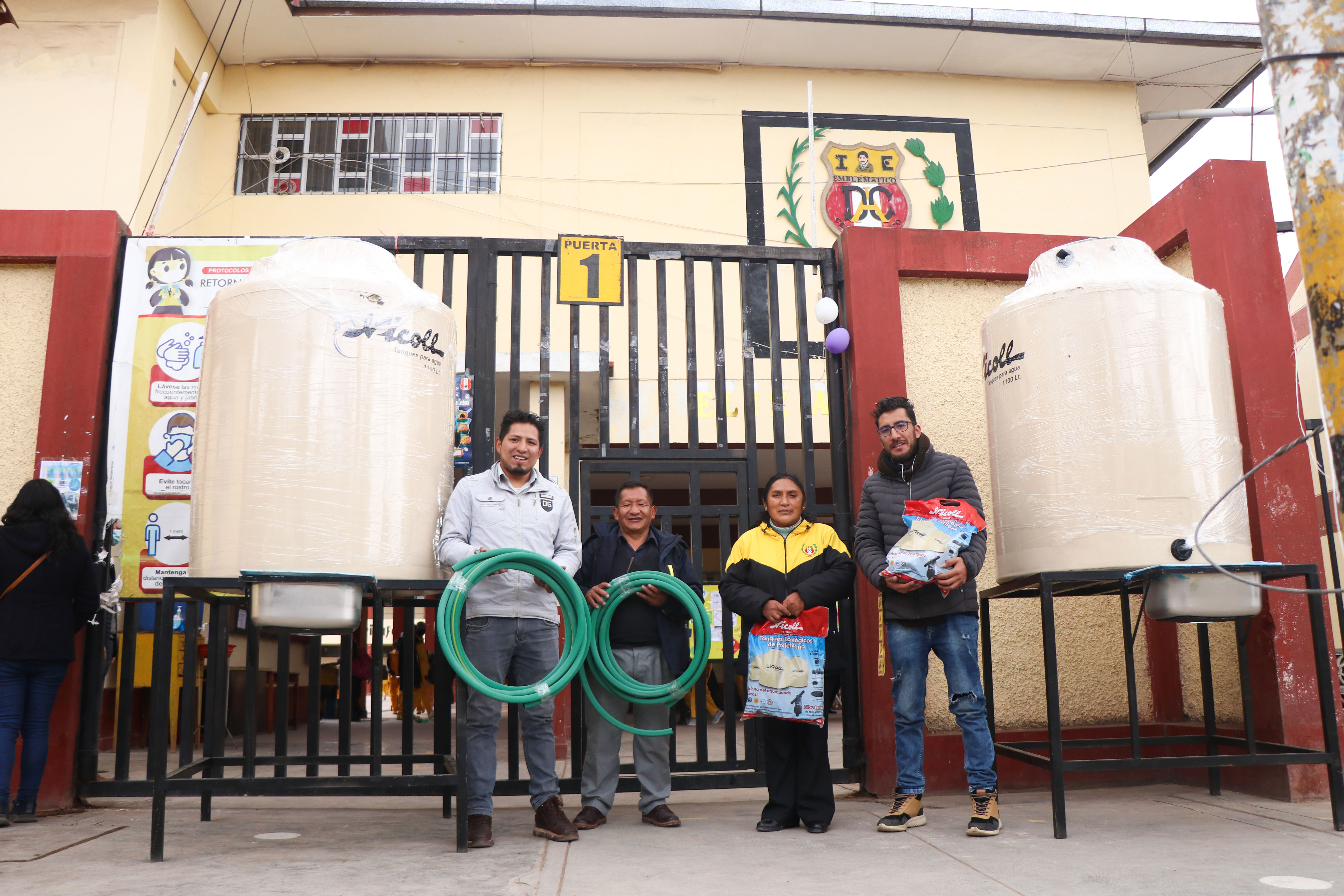  Regidor Jhoel Claro haciendo entrega de tanques de agua de 1.100 litros.