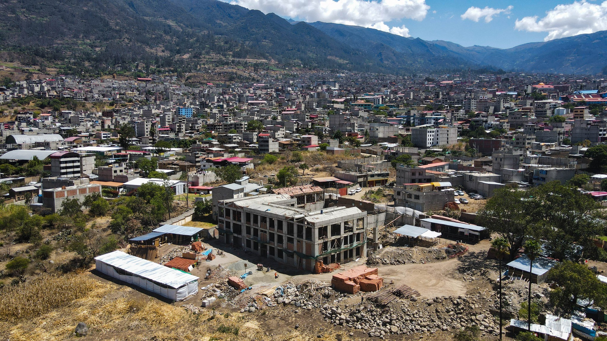 Vista panorámica de la parte posterior de la obra