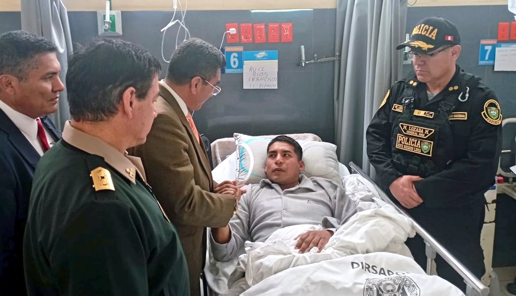 Ministro del Interior visita a valiente policía que se enfrentó a delincuentes en Chancay