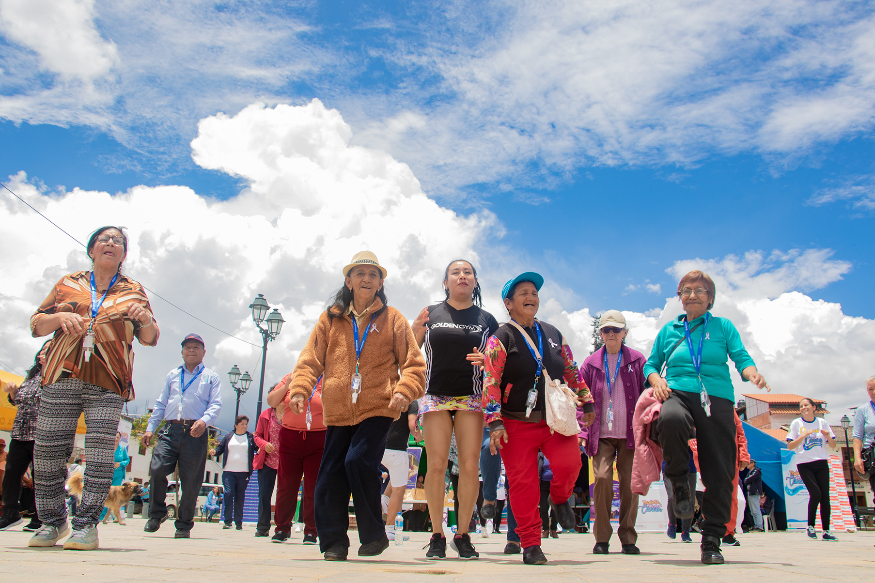 Asistentes participan de actividades físicas.