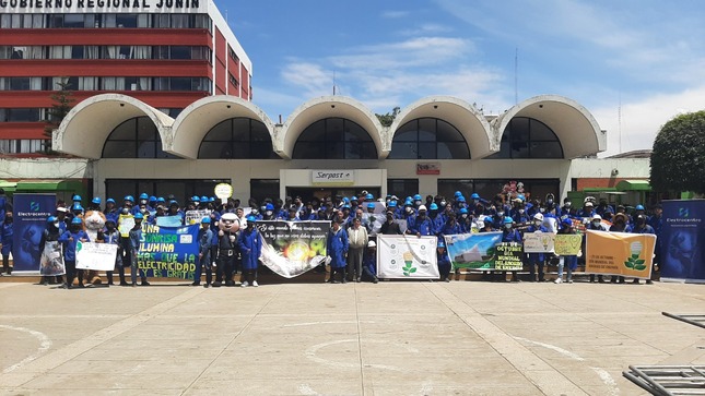 La imagen representa la foto grupal de los participantes de la campaña por el Día del ahorro de Energía