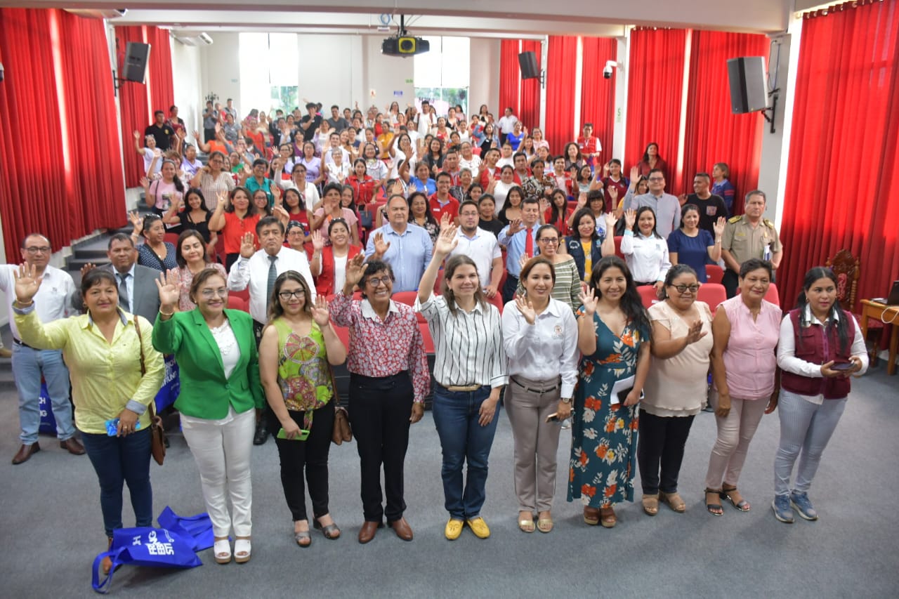 Autoridades y participantes del foro descentralizado “Cuidados en Igualdad. Bienestar para Todos y Todas”.