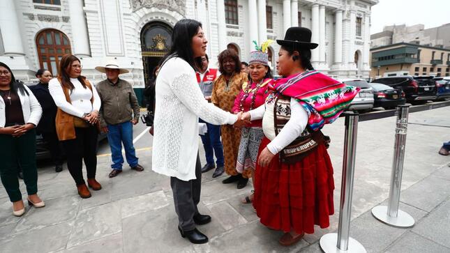 Betssy Chavez: “Vamos a trabajar para la creación del Instituto Nacional de Lenguas en el Perú”