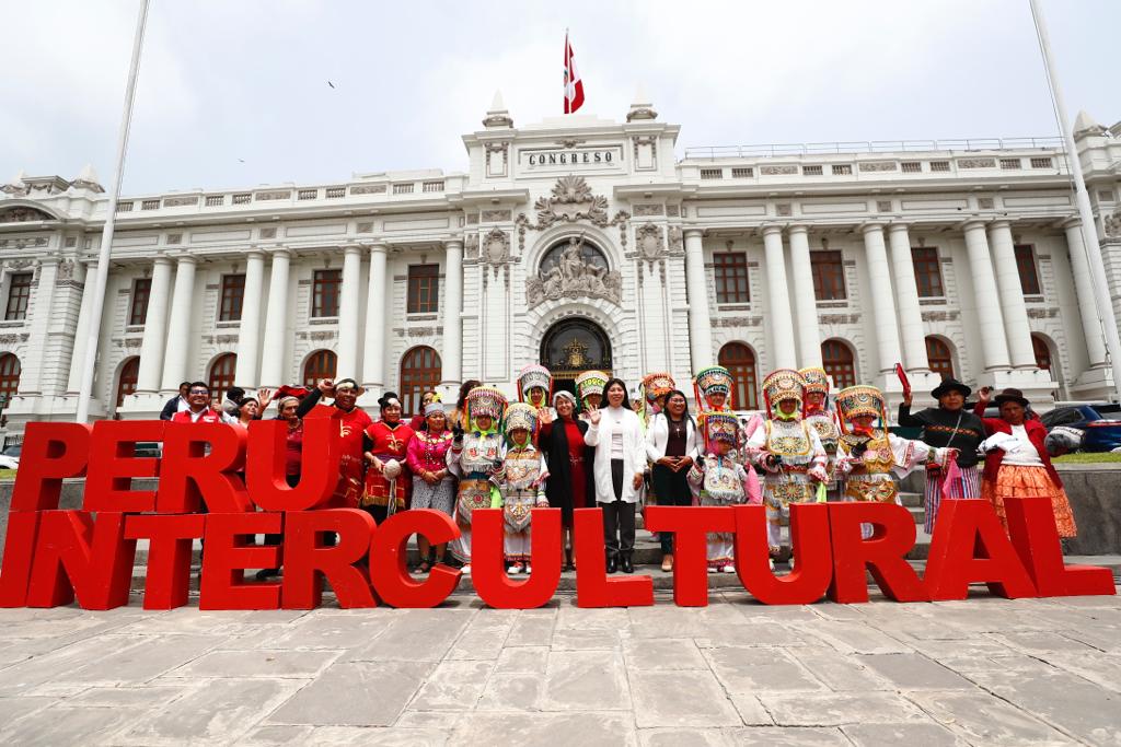Betssy Chavez: “Vamos a trabajar para la creación del Instituto Nacional de Lenguas en el Perú”