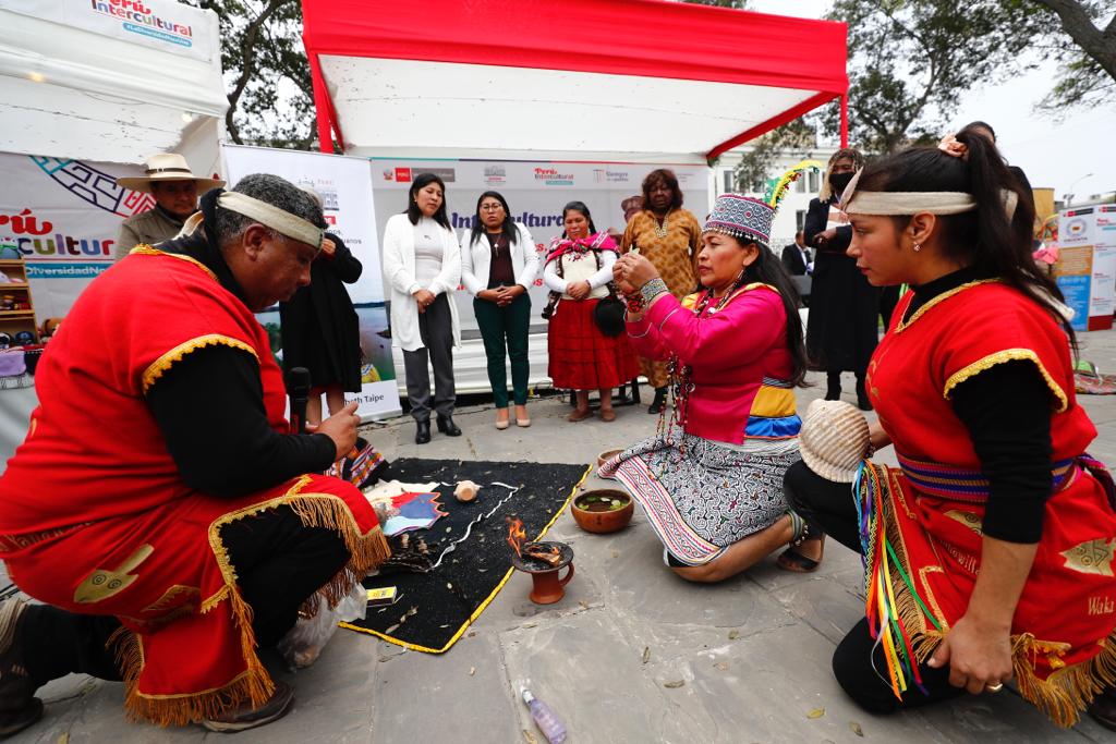 Betssy Chavez: “Vamos a trabajar para la creación del Instituto Nacional de Lenguas en el Perú”