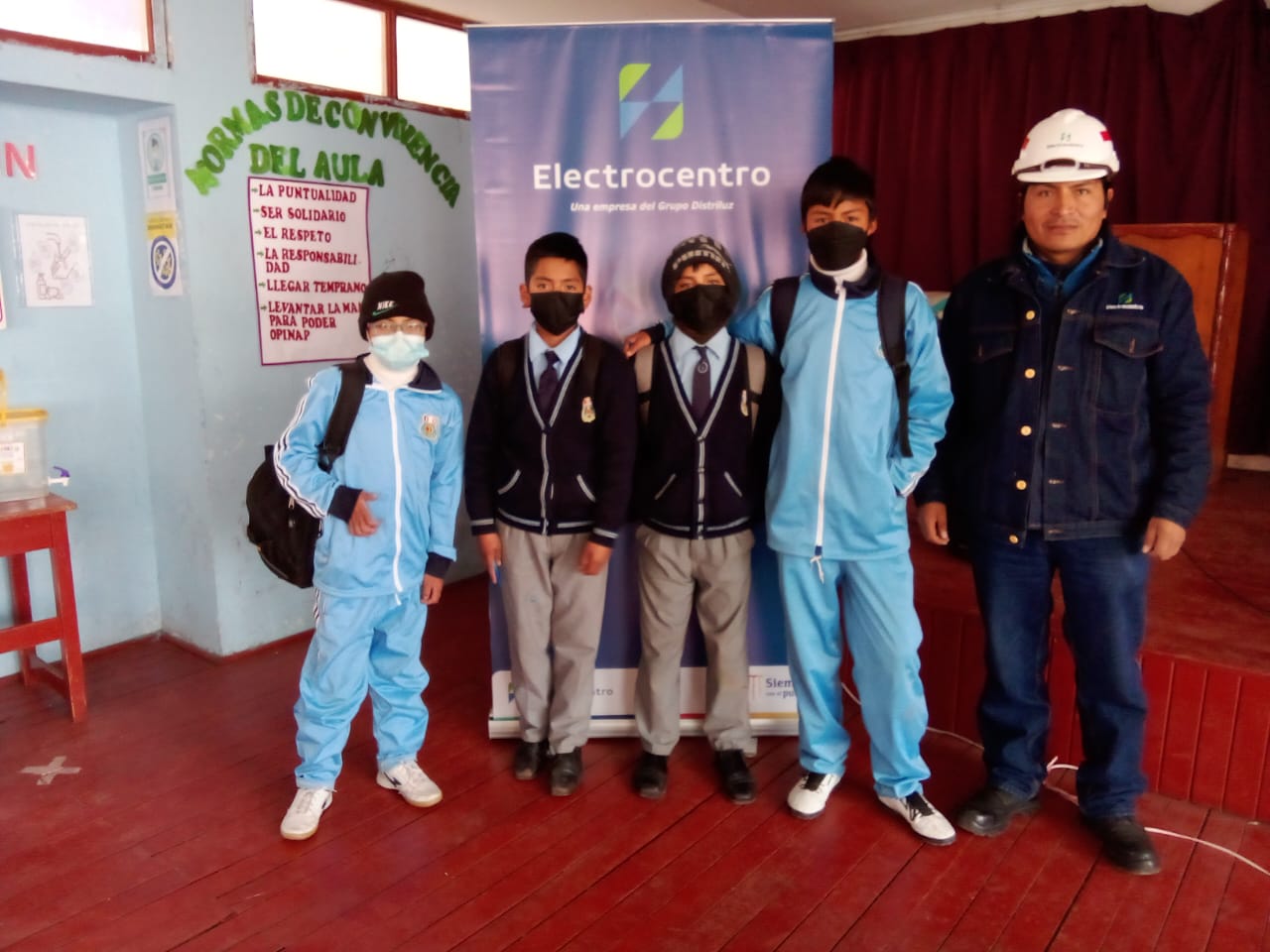 En la imagen están el ingeniero con un grupo de estudiantes de la institución educativa