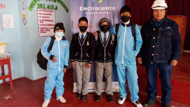En la imagen están el ingeniero con un grupo de estudiantes de la institución educativa