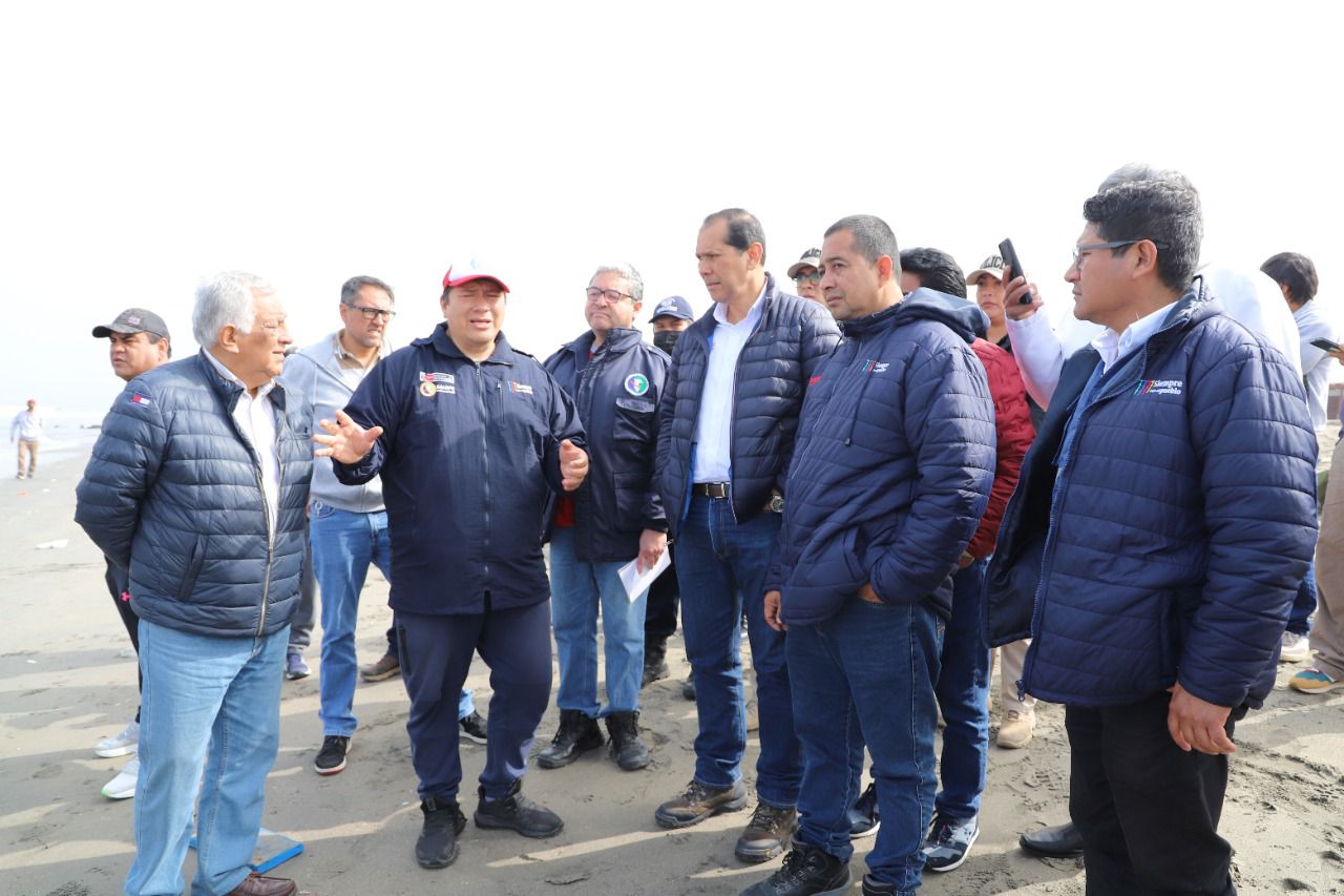 Imagen de funcionarios de Produce en inicio de investigación en la zona costera de Ancón