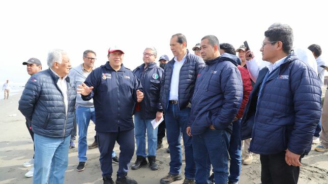 Imagen de funcionarios de Produce en inicio de investigación en la zona costera de Ancón
