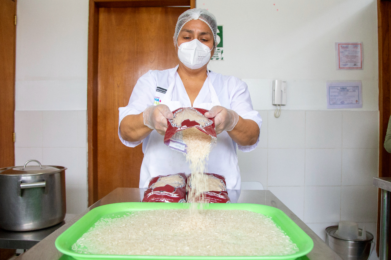 Cocinando con Cuna Más arroz fortificado