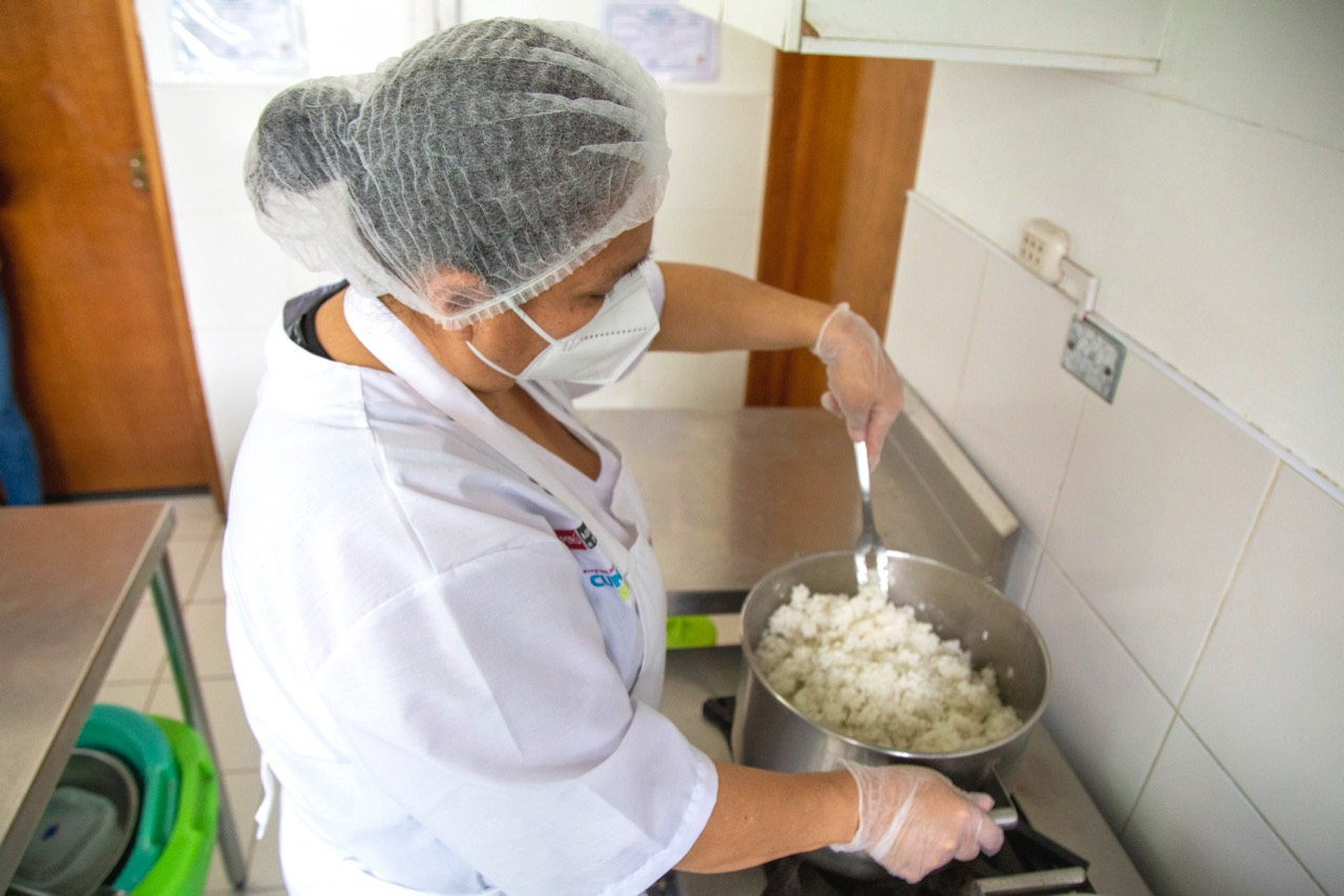 Cocinando con Cuna Más arroz fortificado