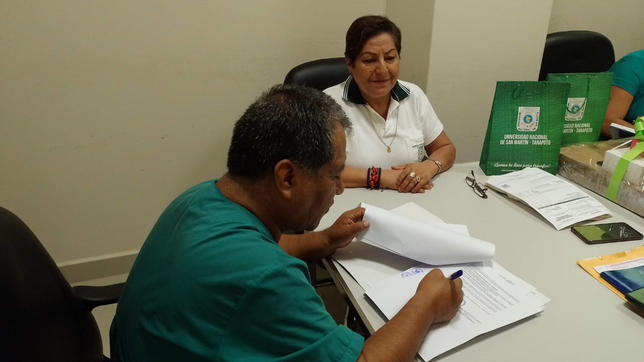 Firma del convenio institucional entre el hospital tocachino y la casa de estudio sanmartinense
