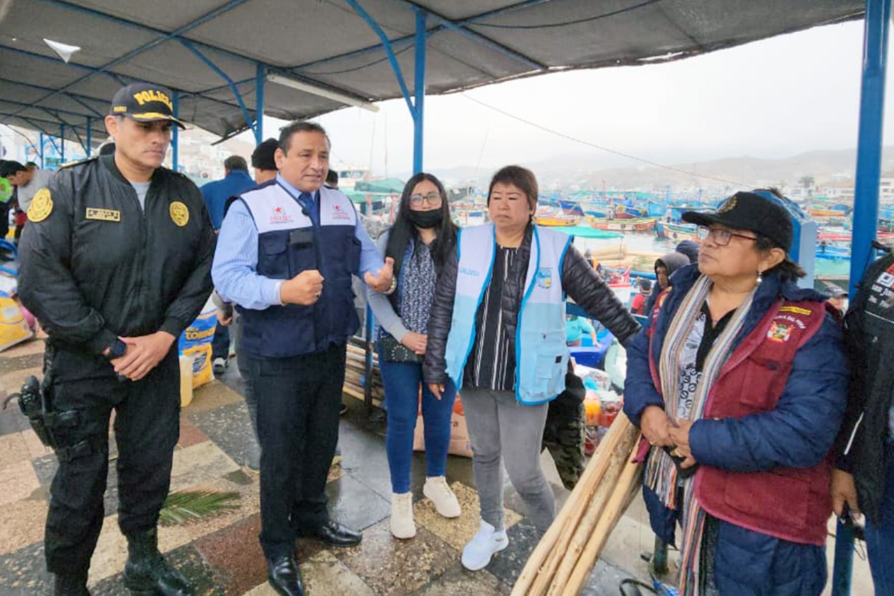 Policías y serenos intervienen muelle pesquero artesanal de Pucusana