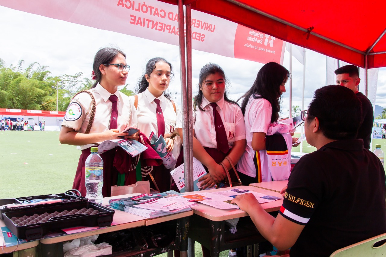 Estudiantes participantes de la Feria de Orientación Vocacional