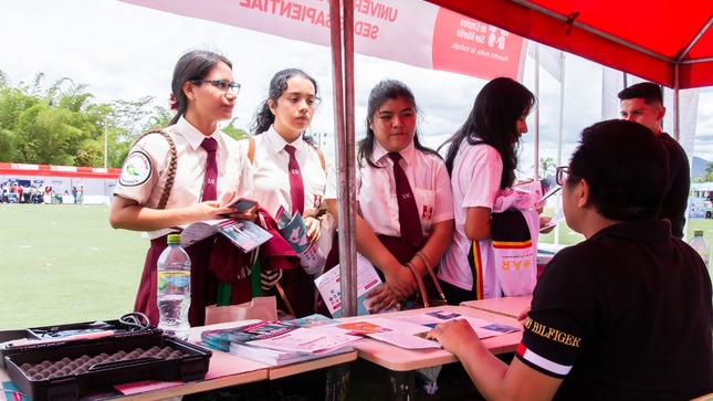 Estudiantes participantes de la Feria de Orientación Vocacional